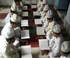 Παιδιά ανάγνωση το Κοράνιο, το ιερό βιβλίο του Ισλάμ